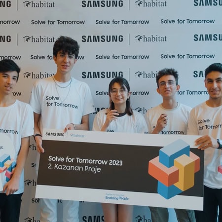 Para siswa menerima penghargaan mereka