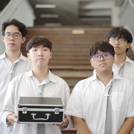 Foto bersama para siswa yang sedang memegang MediQ